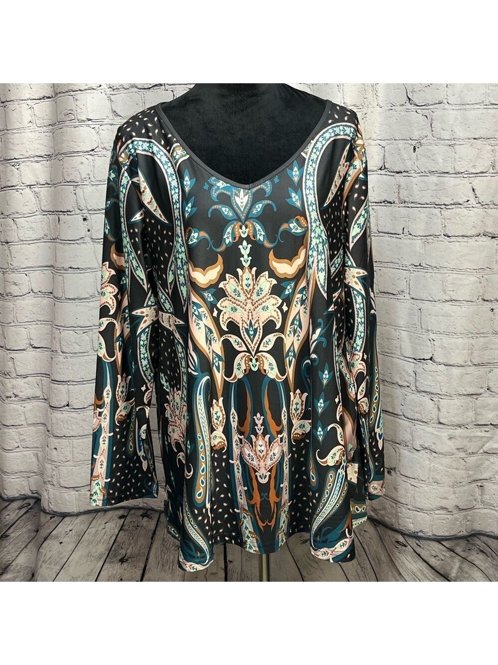 Sakurafina Wonen’s Black and Multicolored Long Sleeve V Neck Blouse sz 1XL NWT